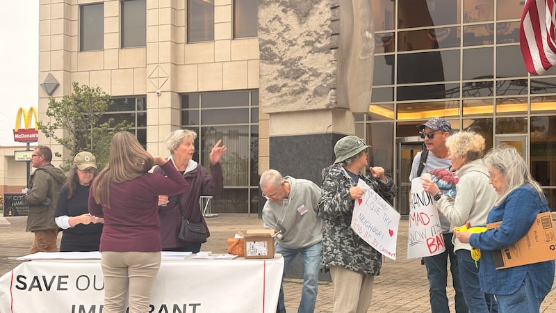 Miembros del grupo Butler County for Immigration Justice protestan contra la presencia de ICE...