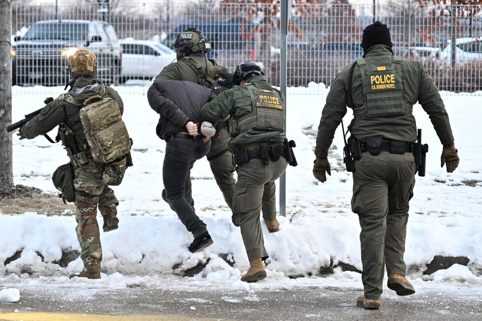 Agentes federales se enfrentan a manifestantes fuera del Edificio Federal Bishop Henry...