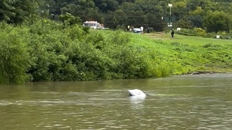 Rescate en el río Ohio, tras que el carro de una mujer se sumergiera en el agua.