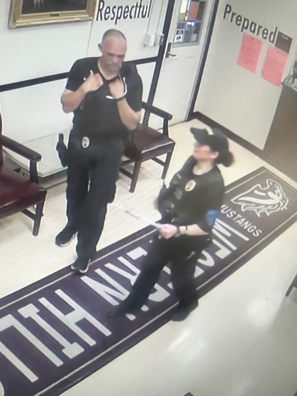 La jefa de policía de Gratis, Tonina Lamanna, visitó tres escuelas públicas de Cincinnati el...
