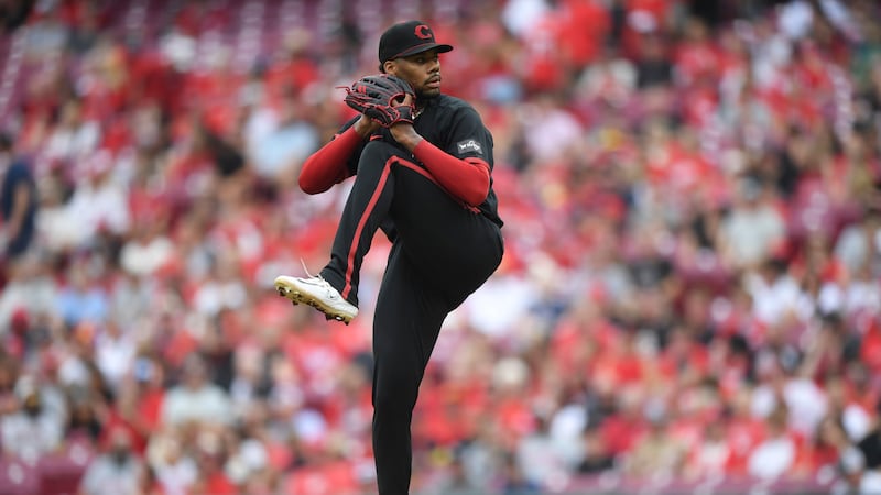 El lanzador de los Rojos de Cincinnati, Hunter Greene, lanza durante la primera entrada de un...