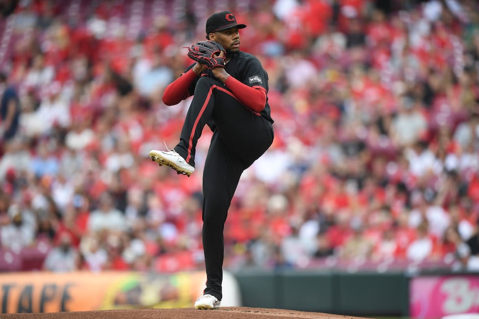 El lanzador de los Rojos de Cincinnati, Hunter Greene, lanza durante la primera entrada de un...