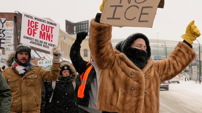 La gente se reúne cerca de la oficina de correos durante una protesta contra las redadas...