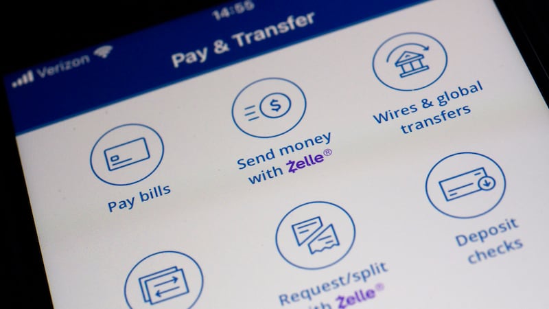 Menú de la plataforma de pagos Zelle en la app del banco Chase. (AP Foto/Patrick Sison)