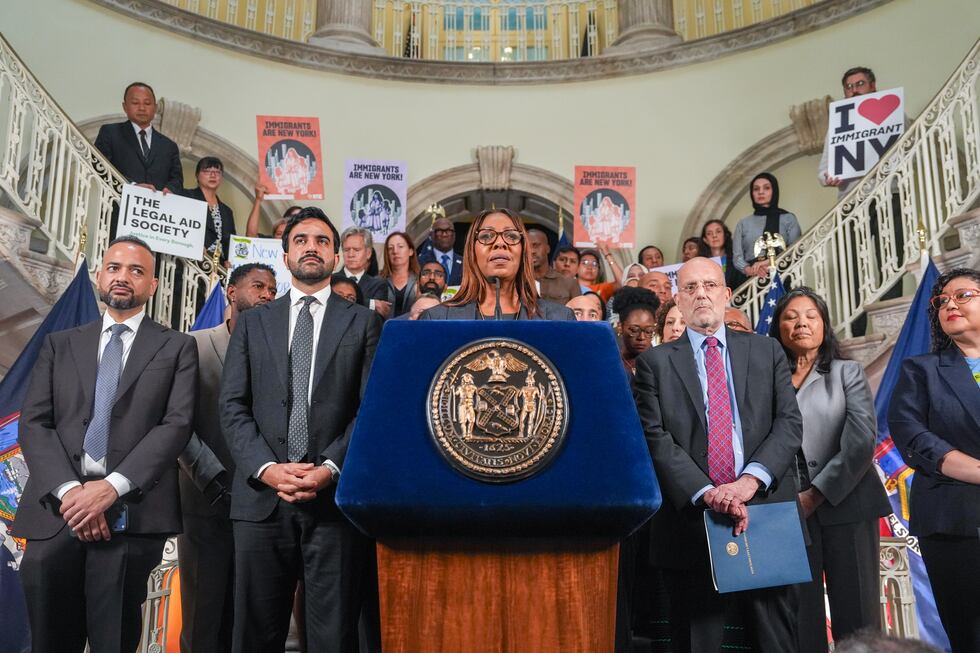 La fiscal general de Nueva York Letitia James habla en el anuncio de la demanda presentada por...