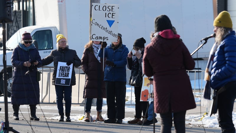 Manifestantes se reúnen mientras agentes vigilan el exterior de un centro de procesamiento del...