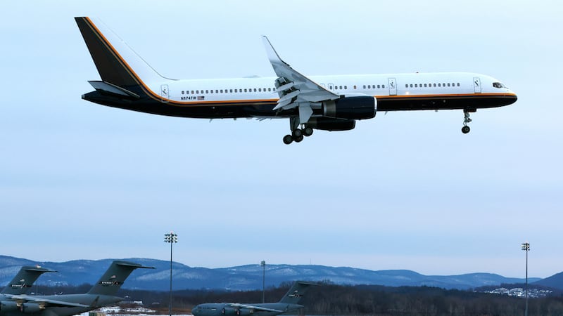 Un avión que transporta al presidente venezolano Nicolás Maduro aterriza en la Base Aérea...