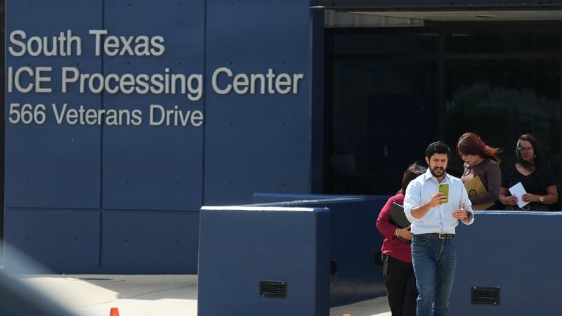 El congresista estadounidense Greg Casar y miembros de su equipo salen del Centro de...