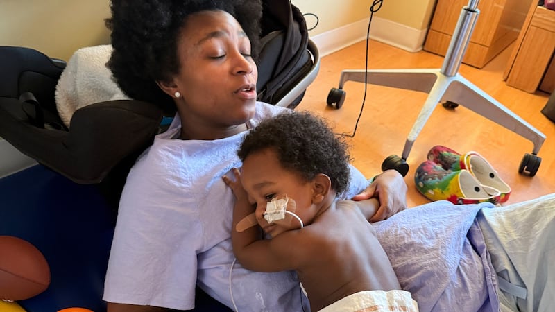 Foto entregada por la familia que muestra a Ashaan Carter junto con su madre Angel Carter, en...