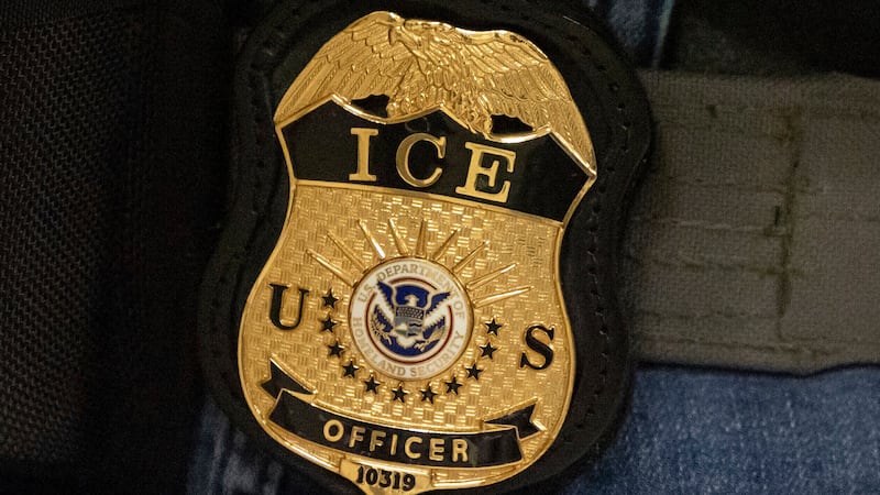 Placa del Servicio de Inmigración y Control de Aduanas (AP Foto/Yuki Iwamura, Archivo)(Yuki...