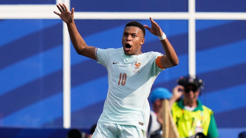 Kylian Mbappé, de Francia, festeja luego de abrir el marcador ante Marruecos en los cuartos de...