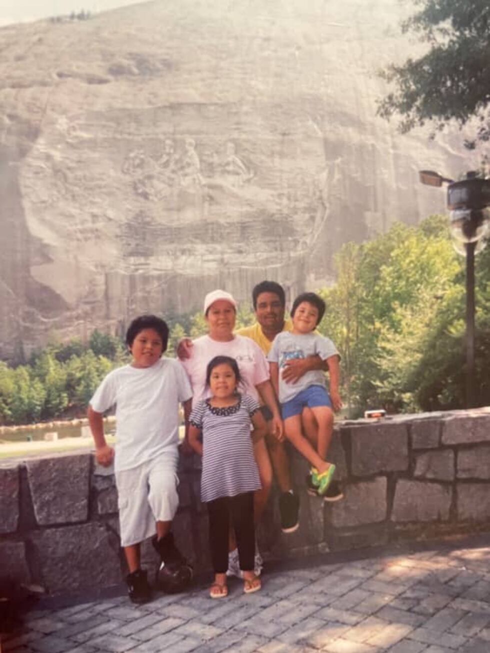 Tragedia en lago de Stone Mountain: madre hispana pierde la vida al intentar salvar a su hija.