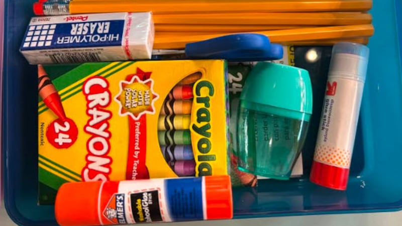Mochilas llenas de materiales escolares donadas a programa en Kentucky.