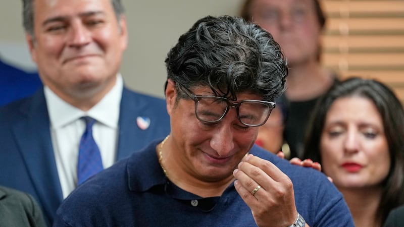 Ronaldo Salgado, hijo de Lorenzo Salgado Araujo, se seca las lágrimas mientras habla en una...