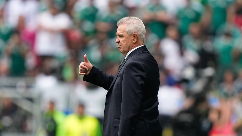 Javier Aguirre, técnico de México, hace un gesto durante el partido inaugural de la Copa del...
