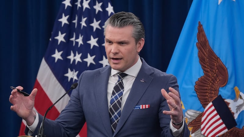 El secretario de Defensa, Pete Hegseth, habla con los medios de comunicación durante una rueda...