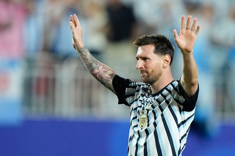 El capitán argentino Lionel Messi saluda al público luego de la victoria 3-0 ante Argelia en...