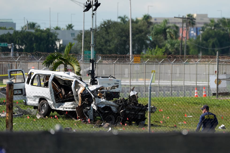 Un investigador de la Junta Nacional de Seguridad en el Transporte (NTSB, por sus siglas en...