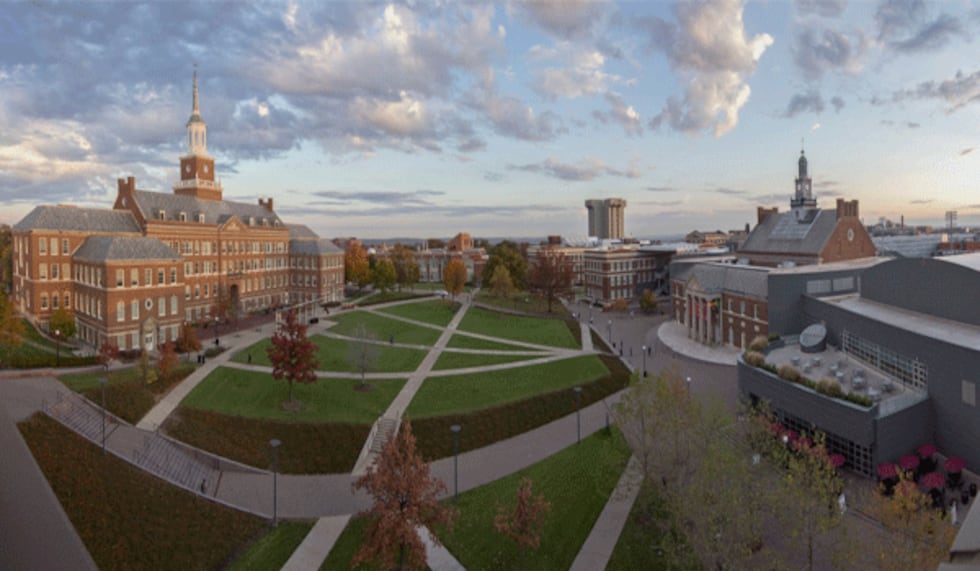 El campus central de la Universidad de Cincinnati se encuentra entre los vecindarios de...