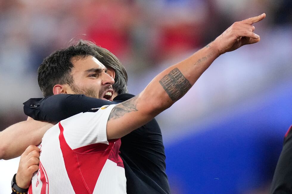 Kaan Ayhan, de la selección de Turquía, celebra tras marcar el tanto de la victoria sobre...