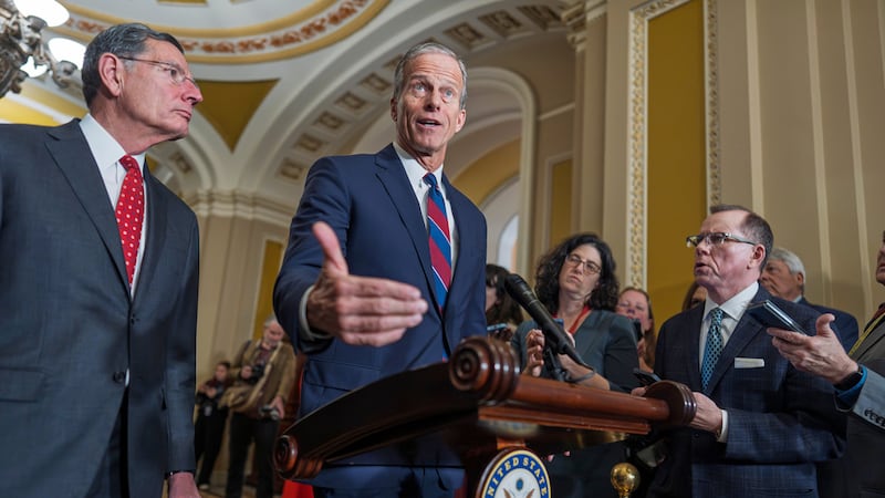 El líder de la mayoría republicana en el Senado John Thune, con el senador republicano John...