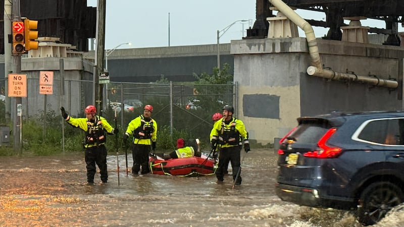 En esta fotografía facilitada por las autoridades de Jersey City, equipos de emergencia...