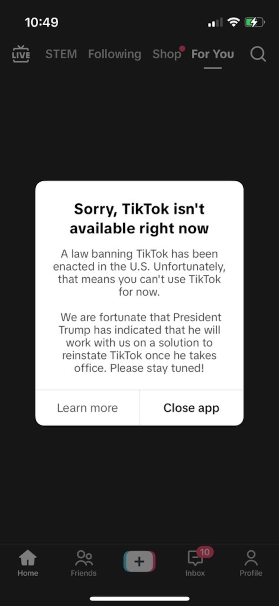 Este mensaje al abrir TikTok describe que no se puede navegar en el red social ante la...