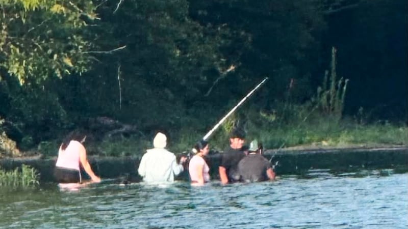 En esta fotografía proporcionada por el pastor Marcus L. Martin, se ve a un grupo de personas...