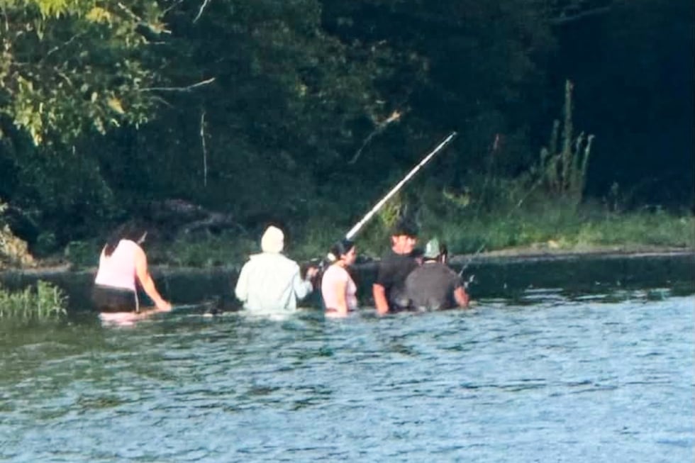 En esta fotografía proporcionada por el pastor Marcus L. Martin, se ve a un grupo de personas...