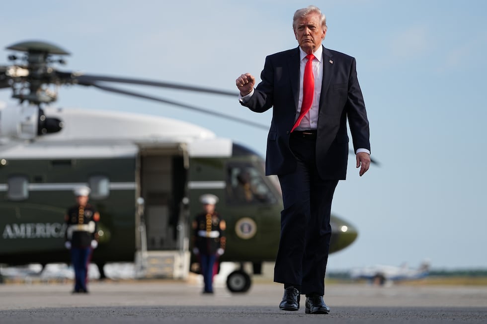 El presidente Donald Trump camina desde el Marine One para abordar el Air Force One en el...