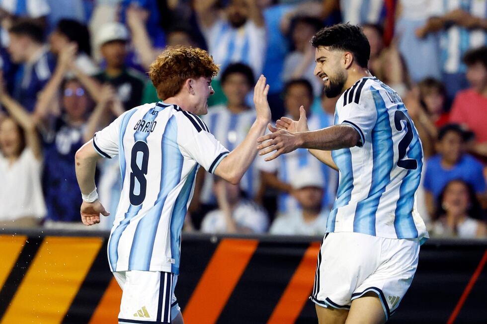 El mediocampista de Argentina, Valentín Barco (8), celebra con el delantero José López (21)...