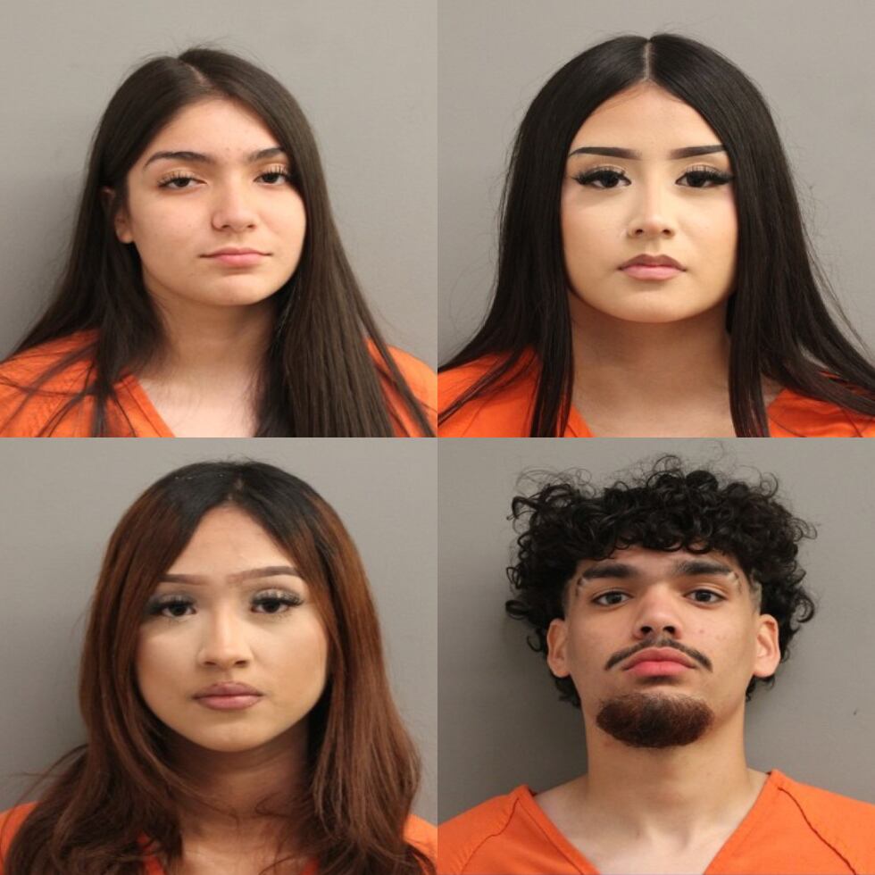 ARRIBA: Ashley Escobar (izquierda) and Maria Ramirez (derecha) ABAJO: Yorleni Escobar...