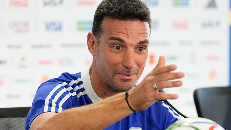 El técnico de Argentina, Lionel Scaloni, atiende una conferencia de prensa previa al debut de...