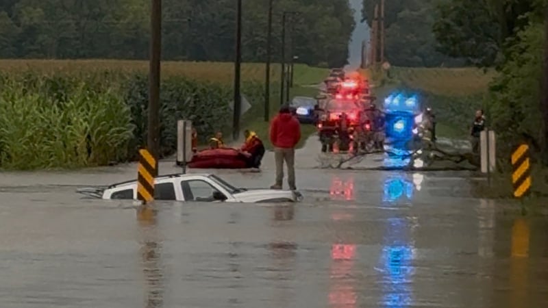 Un SUV quedó casi completamente sumergido en el agua en una carretera del condado de Fayette....