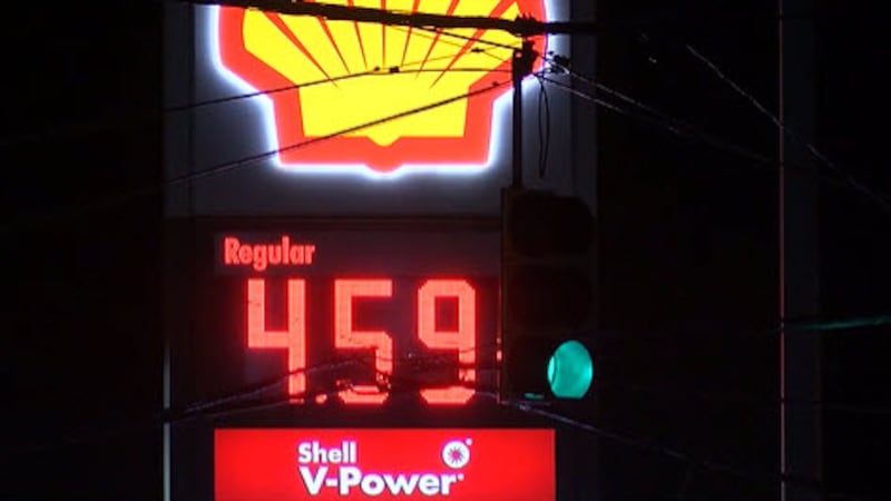 Los precios de la gasolina se dispararon de la noche a la mañana hasta alcanzar los 4,59...