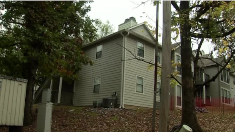 Menor de 2 años cae por una ventana de apartamentos en Nashville.