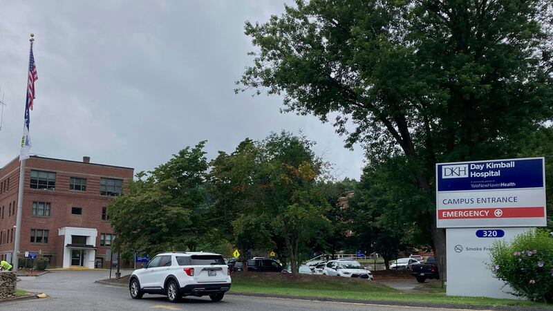 ARCHIVO – Un auto se dirige a la entrada del Hospital Day Kimball, el 18 de julio de 2022 en...