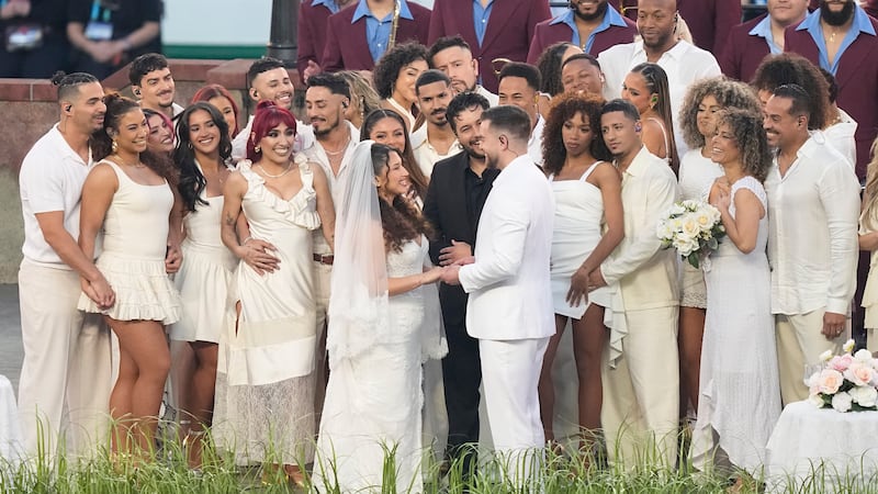 Una pareja vestida de novios participa en la actuación de Bad Bunny en el espectáculo de medio...