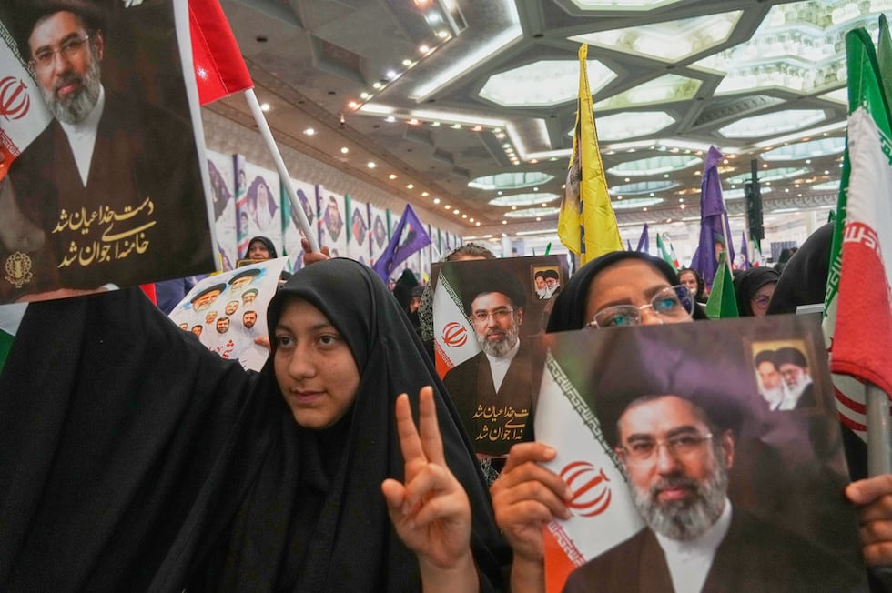 Mujeres sostienen retratos del líder supremo de Irán, Moytaba Jamenei, durante una ceremonia...