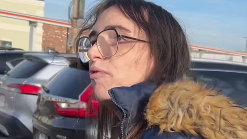 Kirby Rankin presuntamente atacó y amenazó con dispararle a una mujer en el estacionamiento...