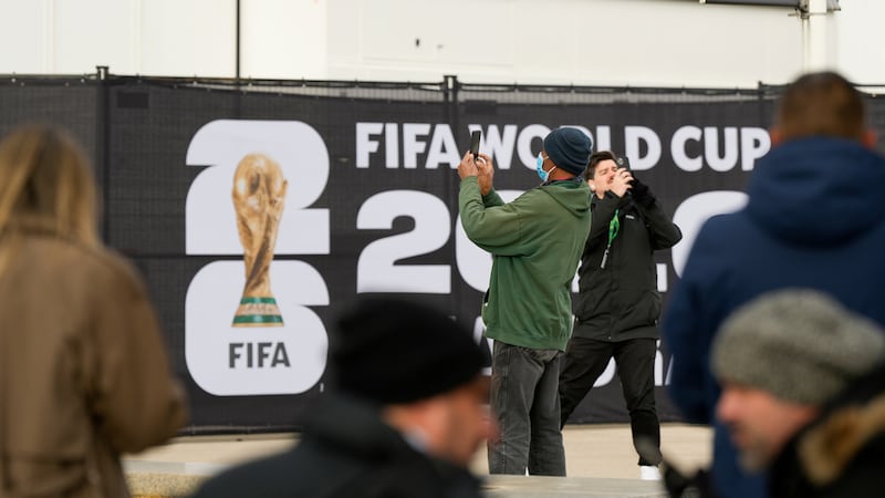 Un grupo de personas toma fotos antes del sorteo del Mundial en el Centro Kennedy de...