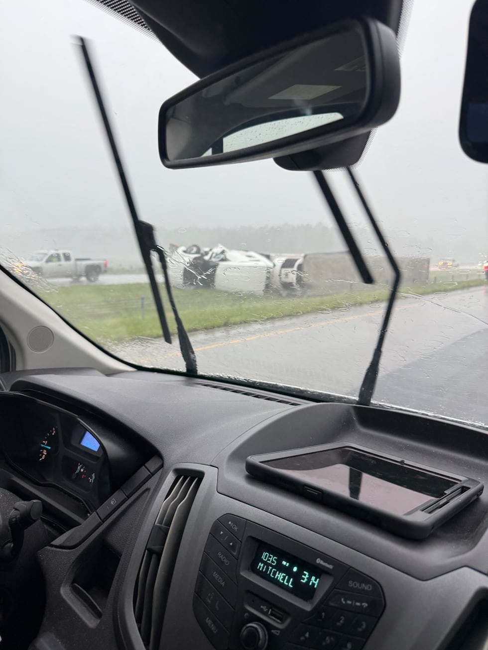 Un espectador afirma haber visto un camión volcarse en la I-74 cerca de la IN-101.