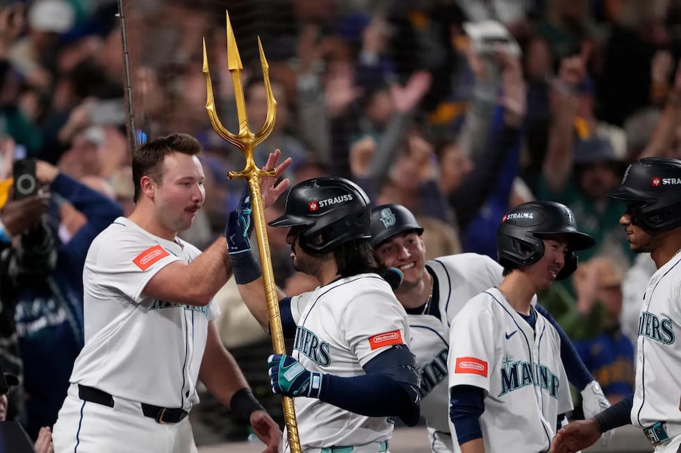 Eugenio Suárez celebrando con su equipo cuando formaba parte de los Marineros de Seattle.