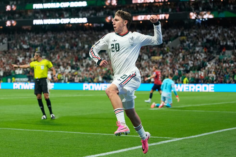 Mateo Chávez, de México, festeja su gol ante República Checa en un duelo mundialista disputado...