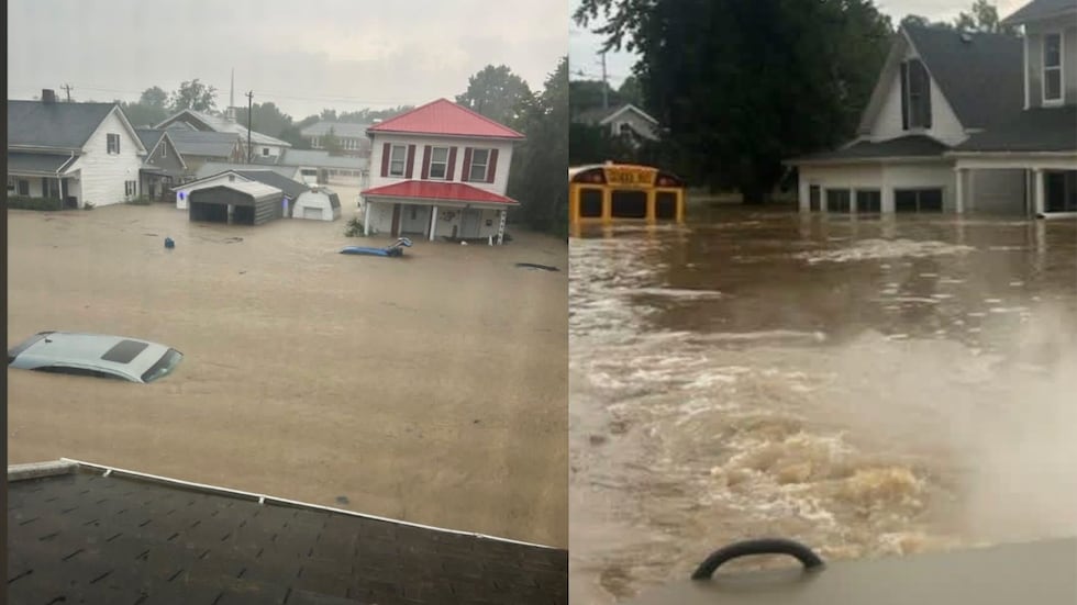 Vehículos desaparecen bajo las aguas de la inundación en Cambridge City, Indiana.