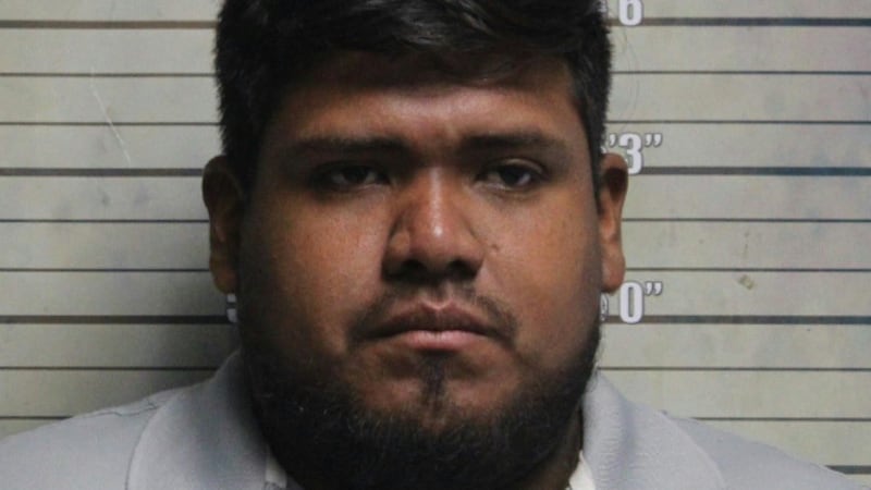 Hidalgo Salvador Hernández fue detenido por ICE tras ser multado por choque y conducir sin...