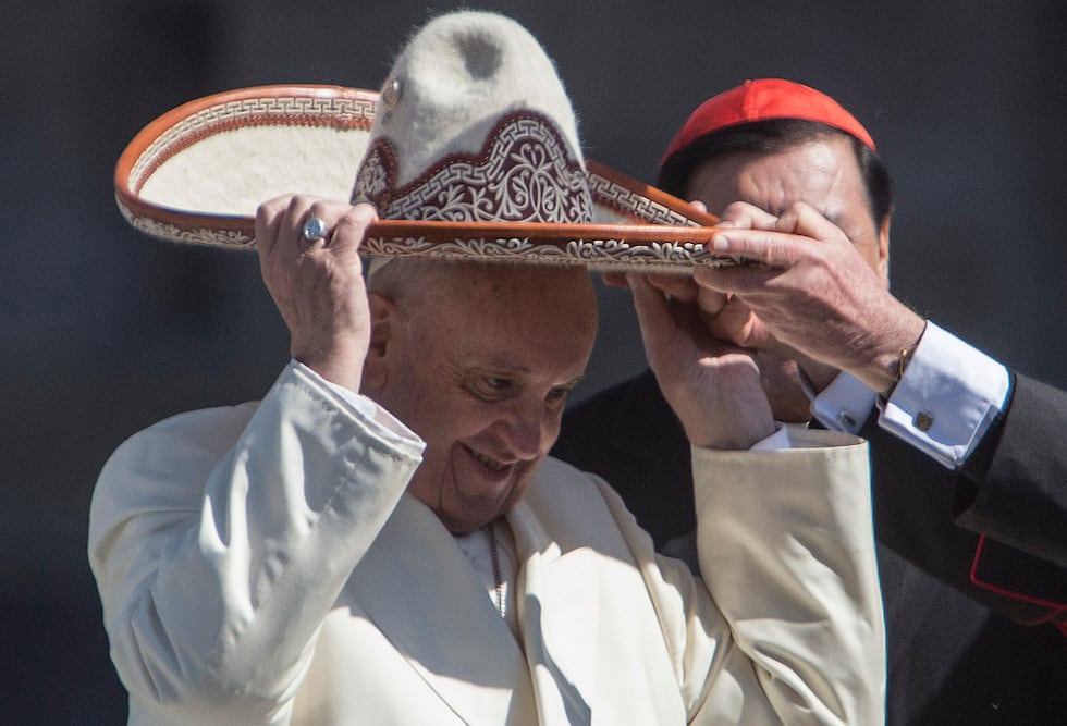 ARCHIVO - El papa Francisco se pone un sombrero de charro en la plaza principal de Ciudad de...