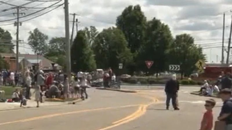 Un niño de 13 años murió al caer de un tráiler durante un desfile de Memorial Day en Green,...