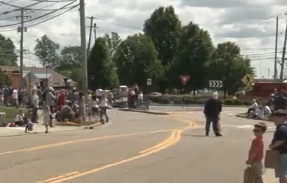 Un niño de 13 años murió al caer de un tráiler durante un desfile de Memorial Day en Green,...