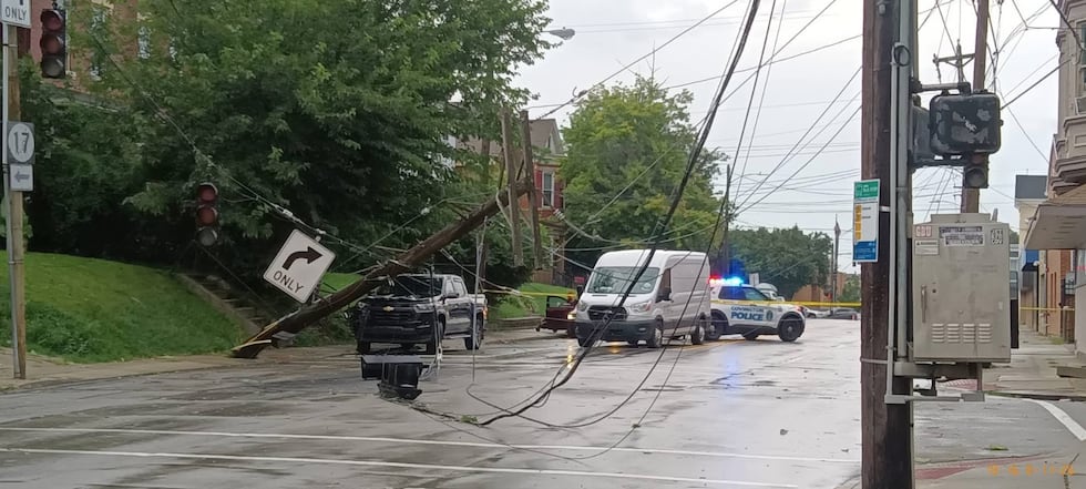 Postes eléctricos cayeron en semáforos y cableado en Covington.